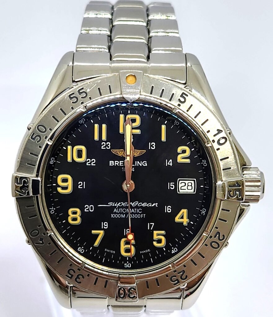 breitling con documentación original Modelo Superocean Referencia A17040 Movimiento automático Tamaño 41mm Año 1999 Cristal mineral con tratamiento antireflejos Esfera negra Bisel giratorio Muy buen estado general Con revisión hecha recientemente y casi 1 año entero de garantia por delante.