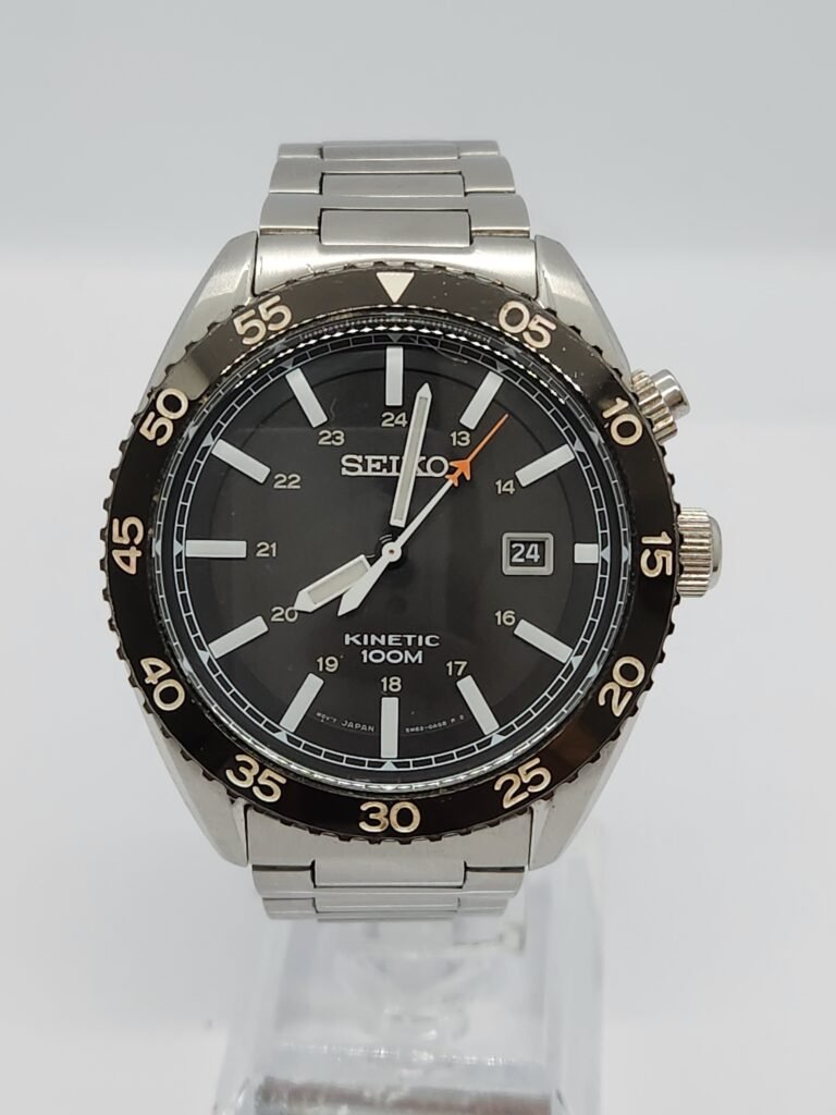 Reloj Seiko Kinetic para hombre, modelo SKA617P1. Un diseño deportivo y funcional. - Caja y brazalete de acero inoxidable. - Calibre 5M82 - Fondo visto - Cristal mineral - Tamaño 44,20