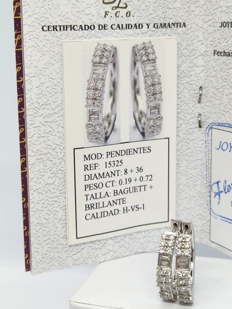 pareja de pendientes de oro blanco y diamantes. Tiene 8 diamantes en talla baguette y 36 en talla brillante con un peso aproximado de 0,91cts. Y calidades aprox. H VS1 Con certificado de calidad emitido por el fabricante. Tamaño 2cm aprox.