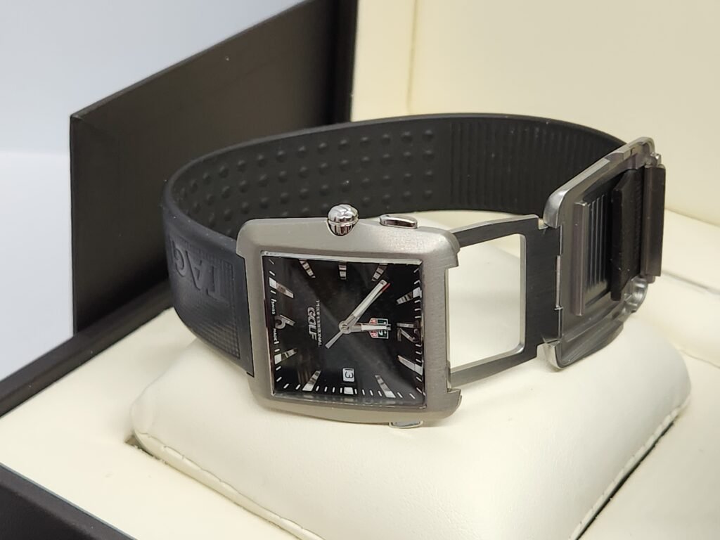 Oferta de navidad Antes 599€ Ahora 499€ Reloj TAG Heuer Professional Golf, edición especial Tiger Woods. Un accesorio deportivo y elegante. - Esfera negra con diseño texturizado. - Indicador de fecha. - Correa de caucho negra. ref WAE1116-0 Movimiento de cuarzo muy buen estado general