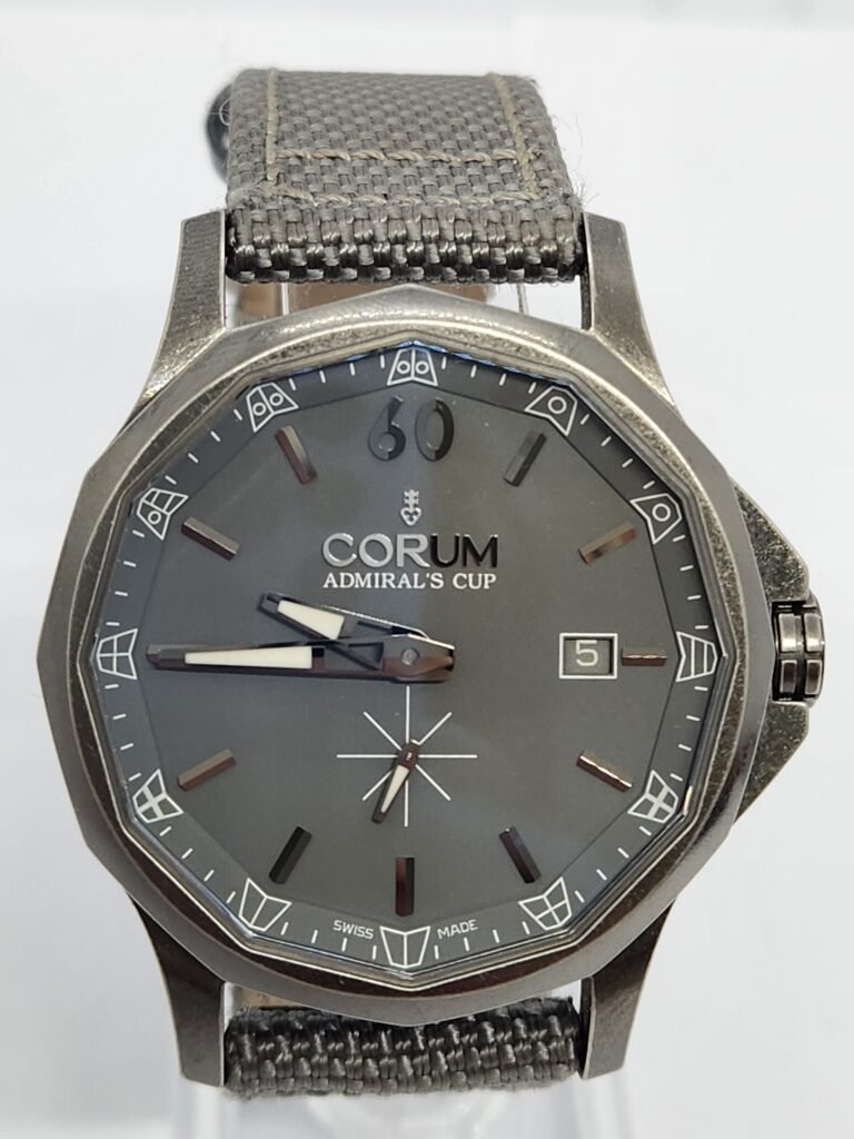 corum modelo admiral's cup legend tamaño 42mm ref. 01.0090 movimiento automático con fondo visto cristal con tratamiento anti reflejos correa original prácticamente nuevo