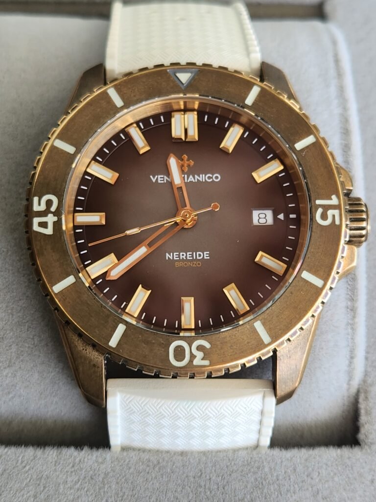 venezianico como nuevo. Full set ( caja y documentación original) con 3 correas: 2 originales y 1 genérica. Modelo nereide bronzo 4521555 material de la caja: bronce Tamaño 42mm movimiento automático cal. sellita SW200-1 suizo cristal de zafiro con tratamiento antireflejos Modelo inspirado en los caballos de San marcos.