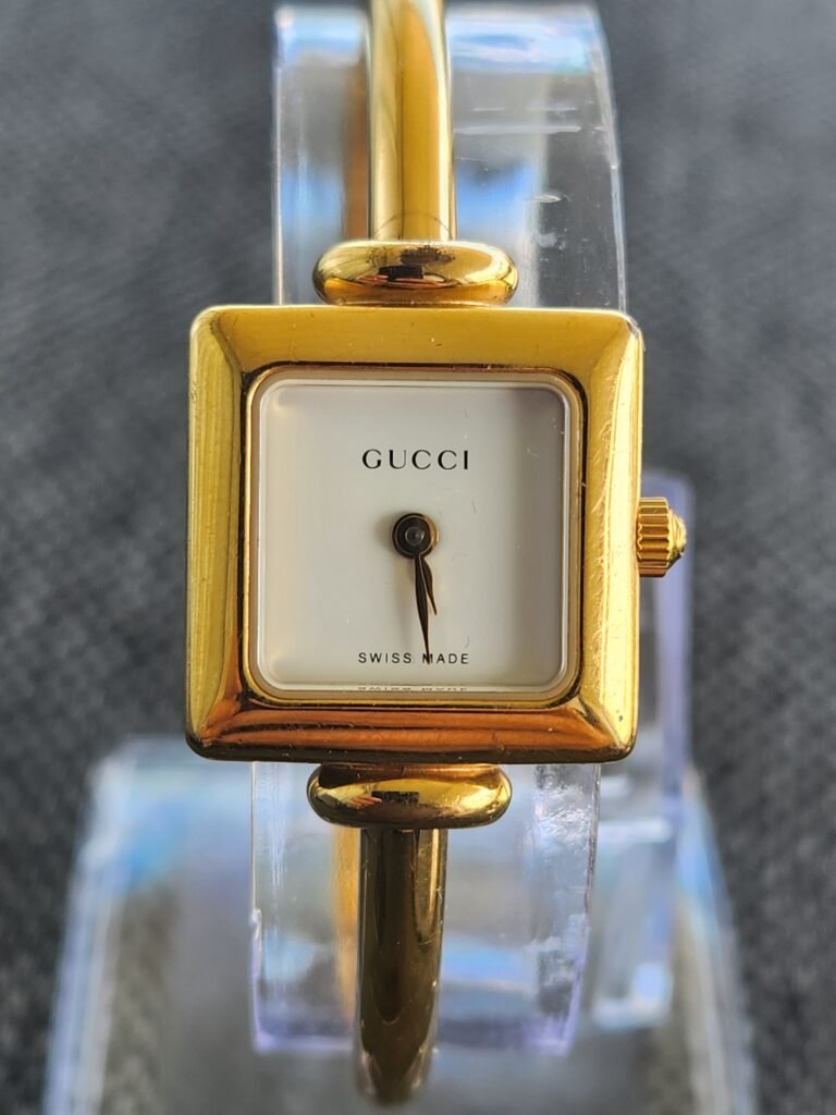 gucci chapado en oro Modelo 1900L con documentación original Movimiento de cuarzo Año 2000