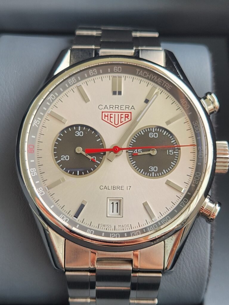 heuer carrera 80 aniversario de Jackson heuer edición limitada a 3000 unidades en el mundo Movimiento automático calibre ref cv2119 Tamaño 41mm se entrega con caja original, brazalete de acero completo y factura de nuestra tienda. aproximadamente año 2013 cristal de zafiro, chrono y fecha.