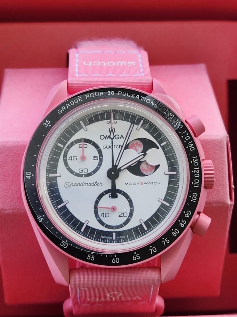 precioso reloj swatch x omega speedmaster edición mission to the pink moonphase Edición limitada sólo vendida en abril de 2025. nuevo con caja, documentación y ticket de compra. tamaño 42mm Movimiento de cuarzo con chrono y fase lunar