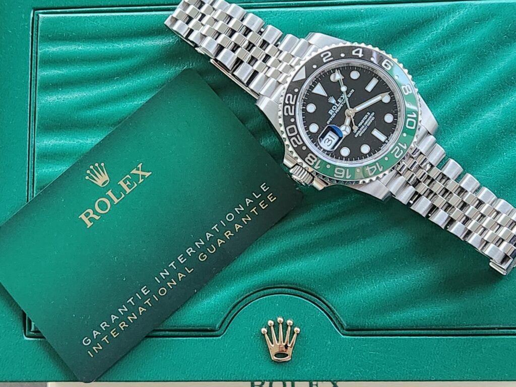 Reloj Rolex GMT Master II, modelo 126720VTNR, conocido como 'Sprite'. Presenta una caja de acero y un bisel cerámico verde y negro. - Bisel cerámico bidireccional de 24 horas. - Full set - Año 2024 - Garantía oficial hasta 2029 - Brazalete Jubilee 100% original