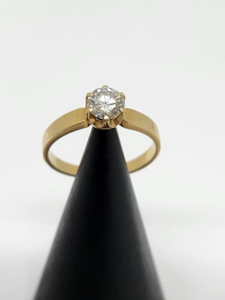 precioso anillo de oro 18k con un diamante en talla brillante de aprox 0,70 cts. con muy buen color, pureza y brillo. el anillo es talla 16