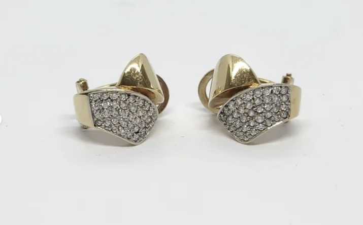 Elegante par de pendientes. Son de oro amarillo de 18k y están engastados con 72 brillantes diamantes. Los pendientes tienen un diseño moderno y sofisticado. - Diseño moderno y elegante - Oro amarillo de 18 quilates - 72 diamantes en talla 16/16 - Cierre omega - Peso 8,18gr.