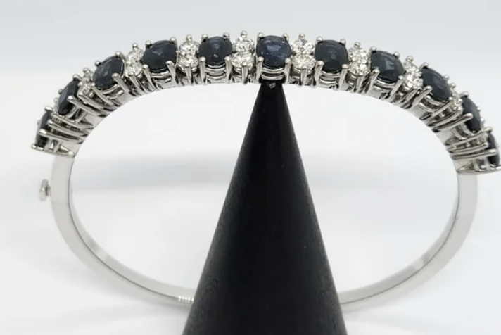 Impresionante joya. Pulsera de oro blanco de 18k Con 20 diamantes en talla brillante en degradé Y 11 impresionantes zafiros Peso 26,82 gr.