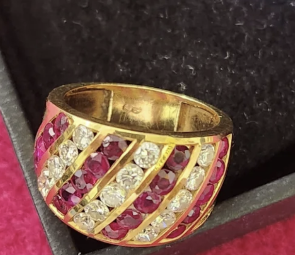 anillo de oro de 18k. Con 15 diamantes naturales con muy El buena claridad y color. Y 20 rubíes naturales. Peso total 8.04gr. Talla 11