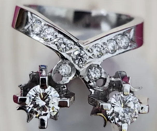 Precioso anillo de oro blanco de 18k. Con 11 diamantes naturales en talla brillante. 2 de 0,35cts aprox. cada uno y 7 de 0,06 aprox. cada uno, haciendo un total 1,20 aprox. Son de un color excelente, en torno a I y claridad Vs. Peso: 7,74gr Talla: 14