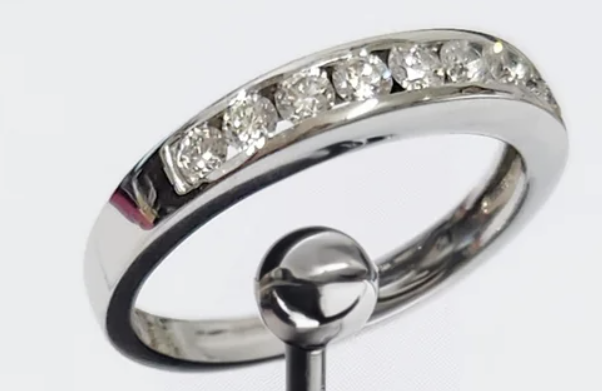 Impresionante anillo prácticamente nuevo de oro blanco de 18k. Tiene 9 diamantes en talla brillante muy buena Color top wesselton o D Pureza vvs. Peso de los diamantes aproximadamente 0,40cts. Talla del anillo: 14