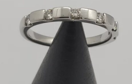 Precioso anillo De oro de 18k. Con 6 diamantes naturales en talla brillante color G-H pureza vvs-vs y buena - muy buena simetría con un peso total de aprox. 0,20 cts. Talla: 14