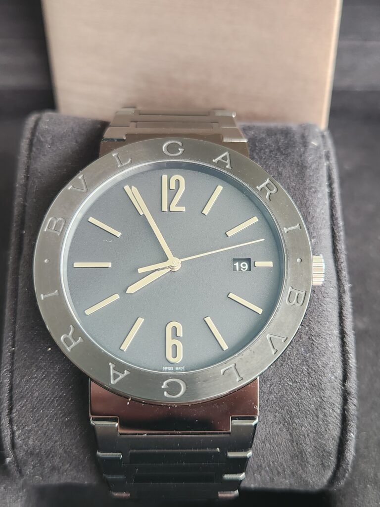 bulgari prácticamente nuevo, sin marcas de uso. con caja y documentación original. Movimiento automático cal manufactura BVL 191. Tamaño 41mm Año 2023 Reloj totalmente negro con tratamiento de carbono diamantino.