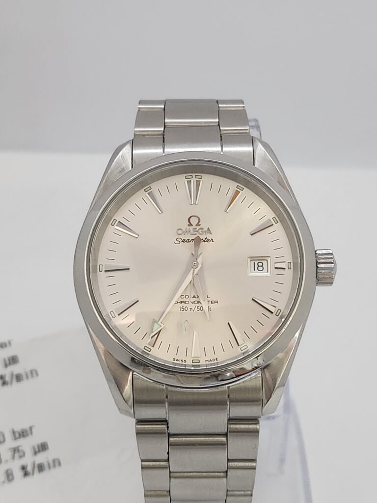 mega seamaster aquaterra en perfecto estado, revisado, funcionando perfectamente. Movimiento automático calibre 2500 coaxial Tamaño 39mm año 2006 brazalete completo fondo visto
