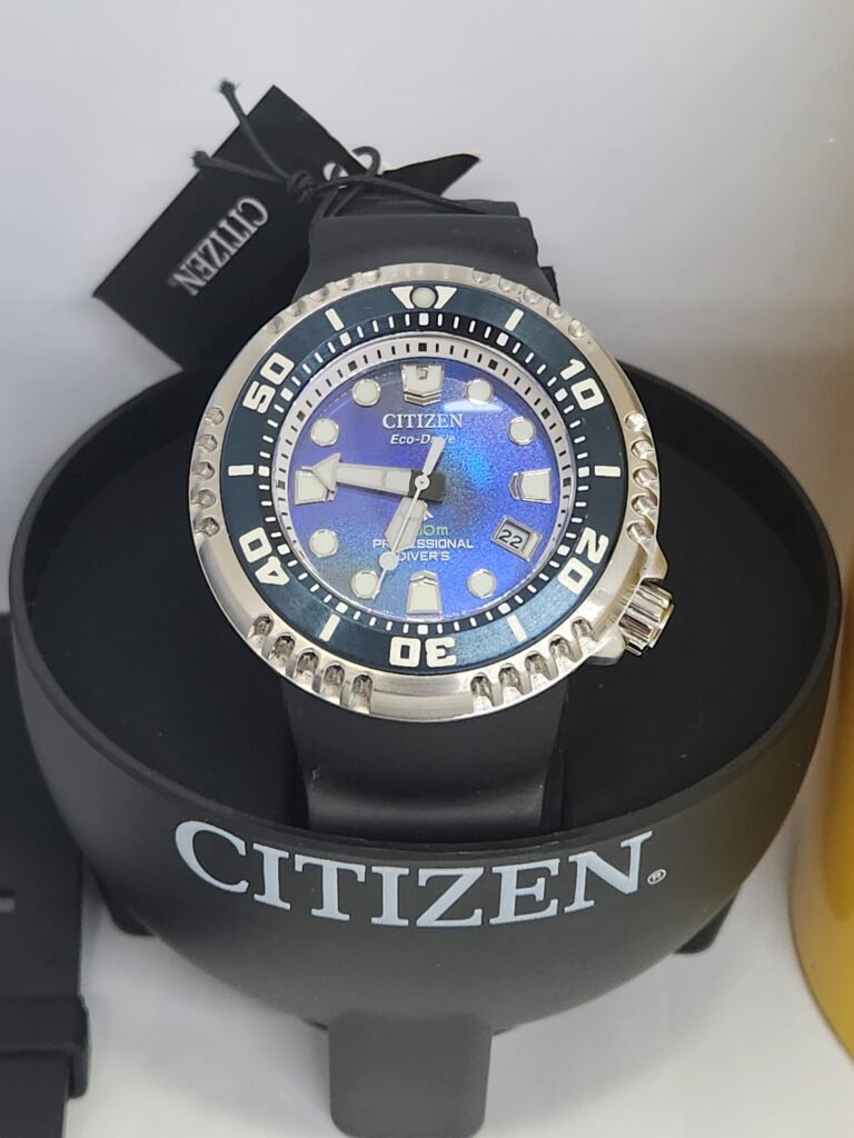 Precioso Reloj Citizen eco-drive practicamente nuevo, de finales de abril de este año. modelo promaster dive E365 BN1025-08L Edición limitada a 4500 unidades. Alimentación por energia solar tamaño 46mm. Cristal zafiro con tratamiento antirreflejante Sumergible 300 metros. Con caja y documentación original y garantia oficial.