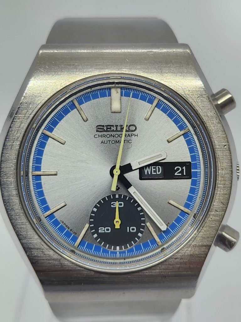 ⌚ SEIKO CHRONOGRAPH AUTOMATIC – VINTAGE Una auténtica pieza de colección de Seiko, con el característico diseño de los cronógrafos automáticos vintage de la marca. 🔹 Referencia: 6139-8020 🔹 Años: 70 🔹 Movimiento: Automático 🔹 Función: Cronógrafo 🔹 Calendario: Día y fecha 🔹 Esfera: Plateada con detalles azules 🔹 Caja: Acero inoxidable, diseño deportivo vintage 🔹 Brazalete: Acero 🔹 Estado: Muy buen estado, con signos de uso propios de su antigüedad 🔹 Funcionamiento: Funcionando correctamente 🔹 Garantía: 6 meses de garantía de funcionamiento