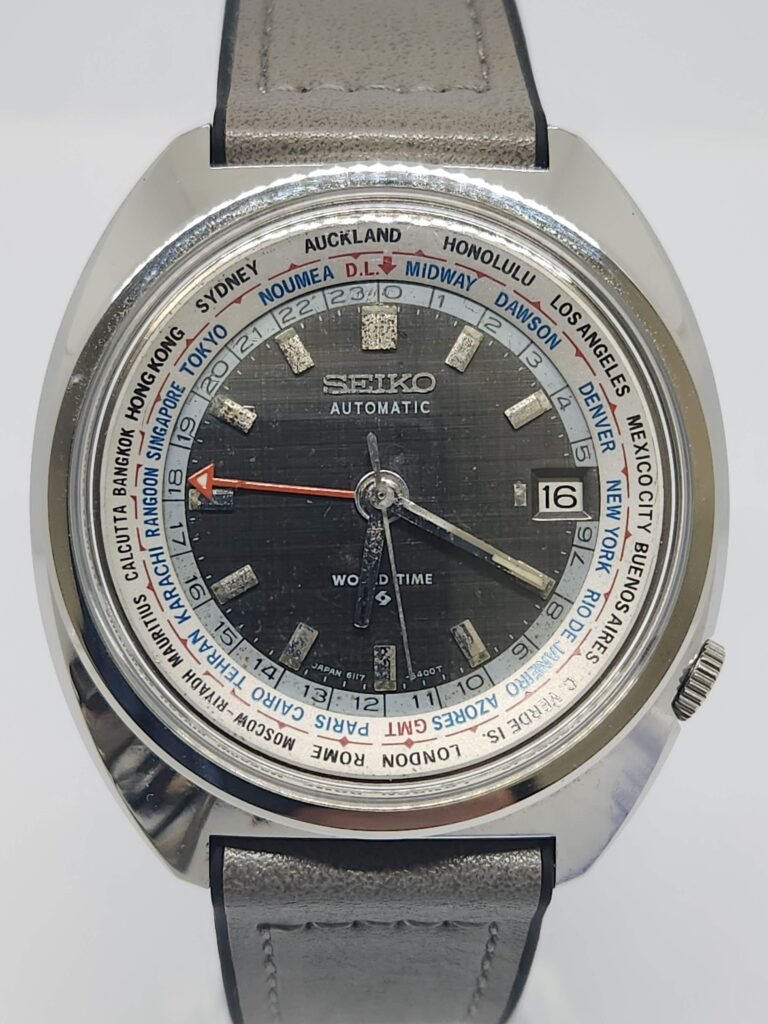 ⌚ SEIKO WORLD TIME AUTOMATIC VINTAGE Una espectacular pieza de Seiko de los años 70, con una de las complicaciones más características de la época: World Time 🌎 🔹 Ref.: 6117-6400 🔹 Años: 70 🔹 Movimiento: Automático 🔹 Función: World Time / Hora mundial 🔹 Calendario: Día y fecha 🔹 Tamaño: 41 mm 🔹 Esfera: Negra con escala de ciudades y husos horarios 🔹 Aguja GMT: Naranja 🔹 Estado: Muy buen estado 🔹 Funcionamiento: Correcto 🔹 Garantía: 6 meses de garantía de funcionamiento 🌎 Un Seiko vintage con mucha personalidad, especialmente atractivo para coleccionistas de los modelos World Time.