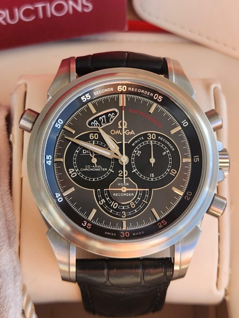 Omega De Ville Co-Axial Chronograph Rattrapante, una pieza especialmente interesante por incorporar la sofisticada función rattrapante (split-seconds). Marca: Omega Colección: De Ville Referencia: 422.13.44.51.06.001 Año: 2019 Diámetro: 44 mm Movimiento: Automático Omega Calibre 3612 Co-Axial Función: Cronógrafo Rattrapante / Split-Seconds Esfera: Gris/negra con configuración de cronógrafo Cristal: Zafiro Caja: Acero inoxidable Correa: Piel Cierre: Desplegable Omega Fondo: Transparente, permitiendo admirar el movimiento Estado: Muy buen estado Set: Full Set, con caja, documentación y tarjeta de garantía original Garantía: 1 año